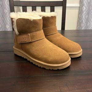 Ugg Australia Bailey Classic Mini Graphic Logo Strap Boots Womens Size 6